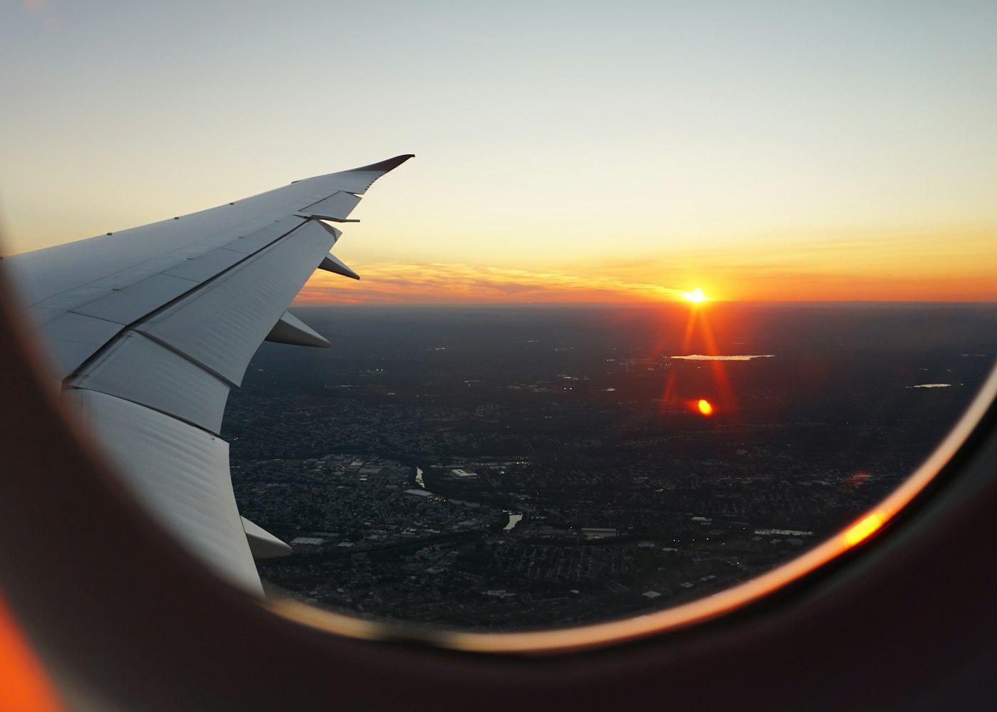 Voyager connecté à l'étranger avec une eSIM — vue depuis un avion au coucher du soleil